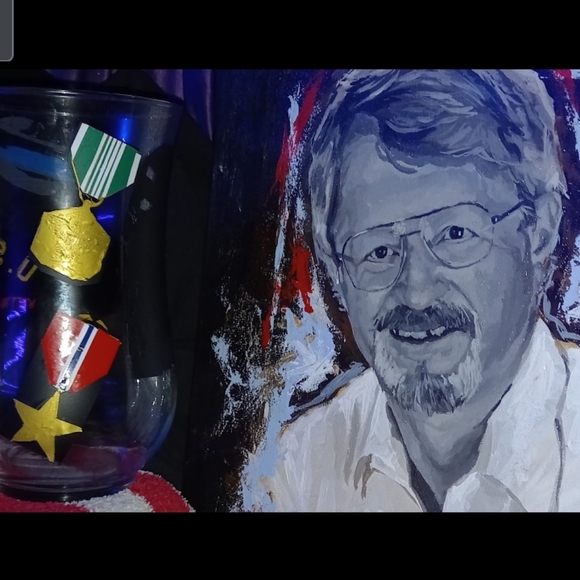 Vinyl Vase Military Memorial Piece - Picture 4 of 4